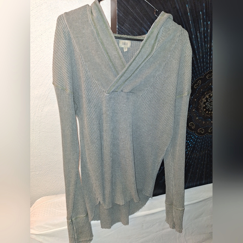 Long sleeve BKE shirt.